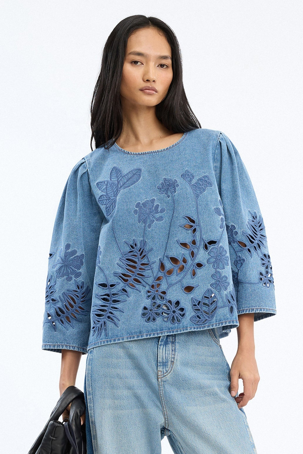 Munthe Bramble Top – Blue. Blå top med blomsterbroderi, lange ærmer med volumen og rund hals i regular fit.
