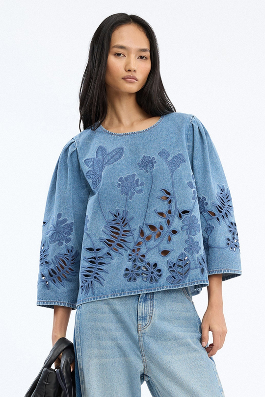 Munthe Bramble Top – Blue. Blå top med blomsterbroderi, lange ærmer med volumen og rund hals i regular fit.
