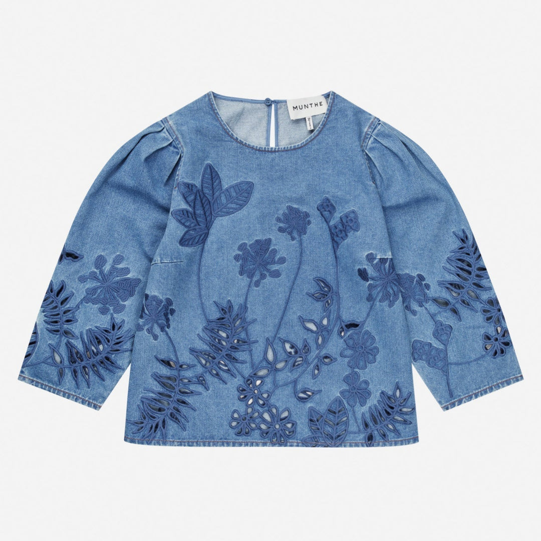 Munthe Bramble Top – Blue. Blå top med blomsterbroderi, lange ærmer med volumen og rund hals i regular fit.
