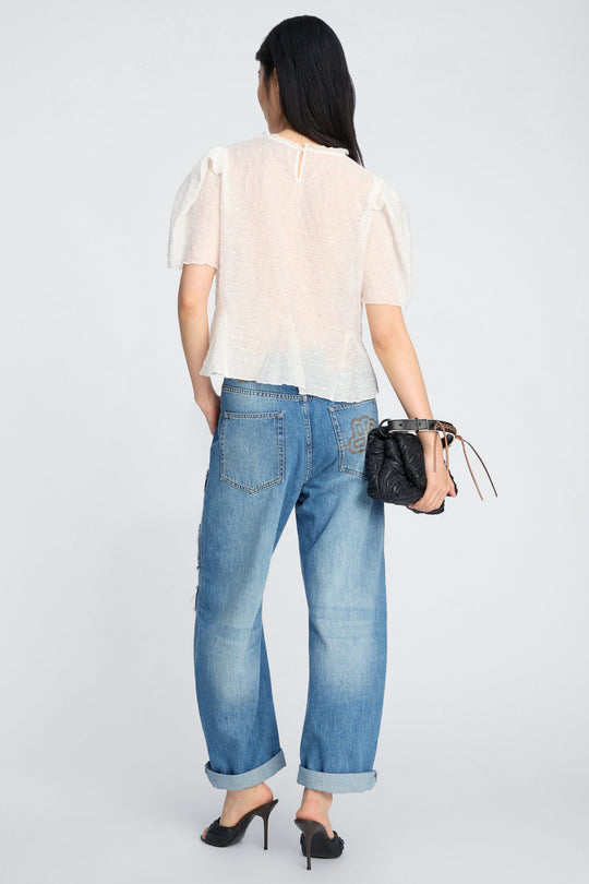 Munthe Brown Top – Ivory. Top med pailletdetaljer, let puffede korte ærmer, rund hals og peplum-detalje i bunden.
