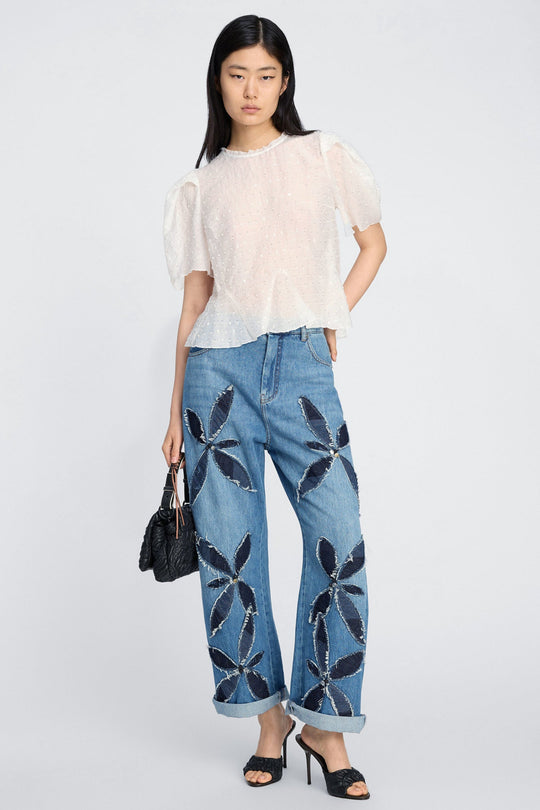 Munthe Brown Top – Ivory. Top med pailletdetaljer, let puffede korte ærmer, rund hals og peplum-detalje i bunden.
