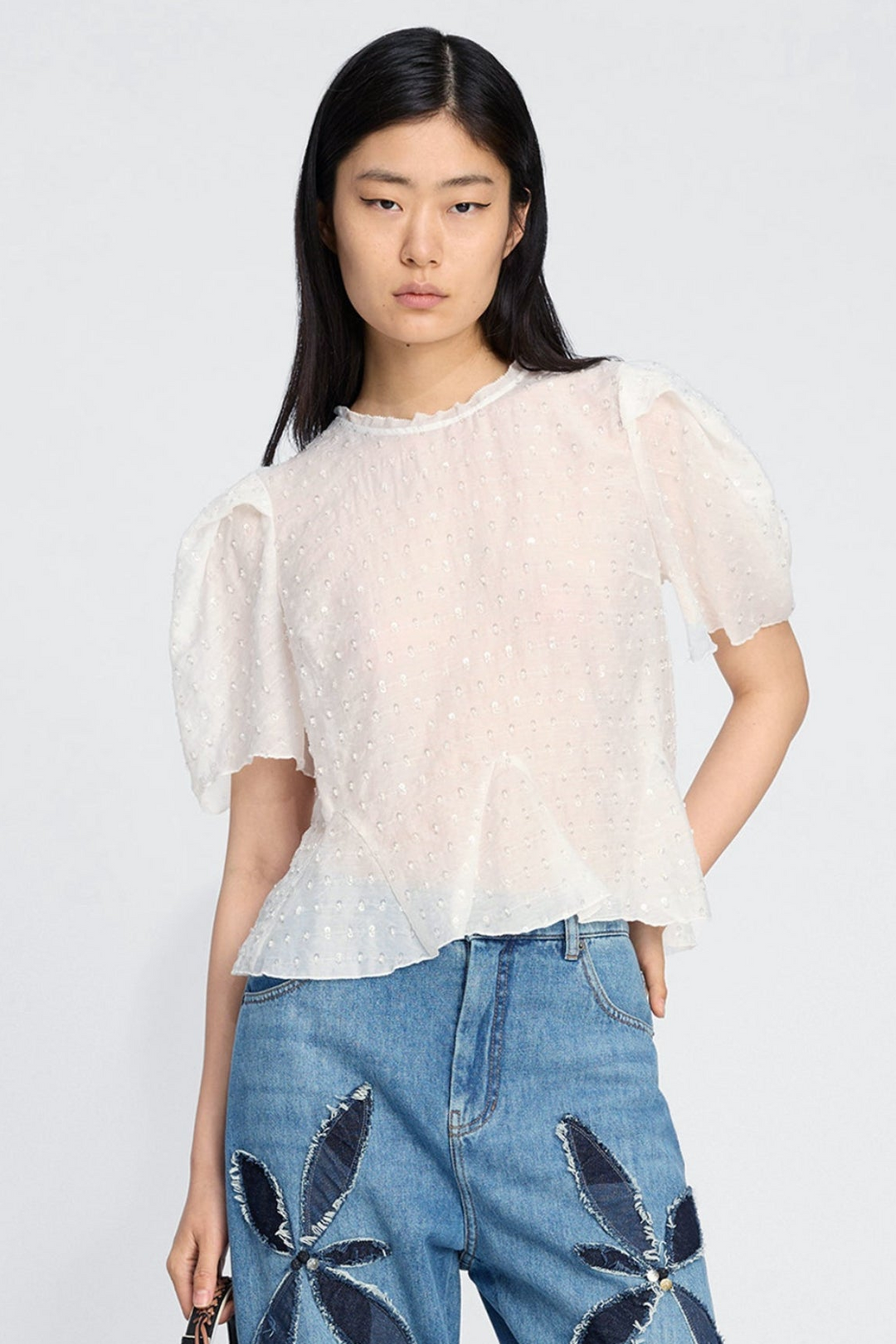 Munthe Brown Top – Ivory. Top med pailletdetaljer, let puffede korte ærmer, rund hals og peplum-detalje i bunden.
