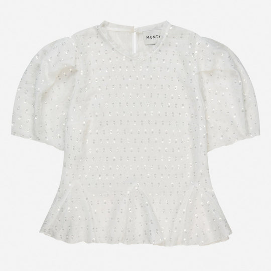 Munthe Brown Top – Ivory. Top med pailletdetaljer, let puffede korte ærmer, rund hals og peplum-detalje i bunden.
