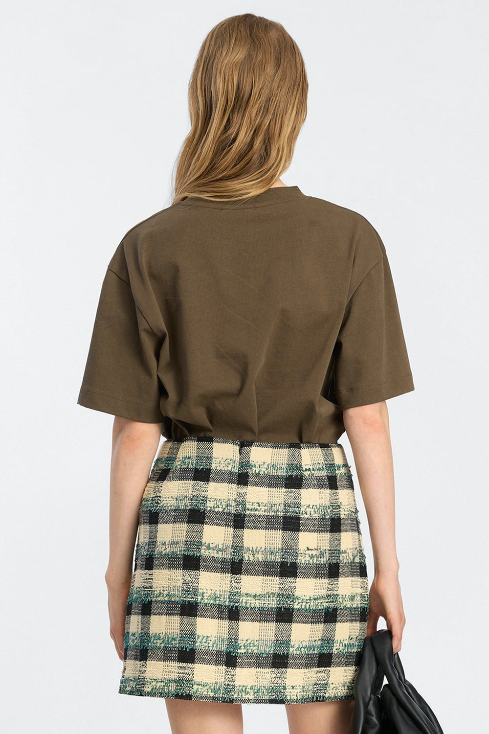 Munthe Bellamy Jersey – Brown. Cropped t-shirt med rund hals, korte ærmer og diskret MUNTHE-logo i blød jersey.

