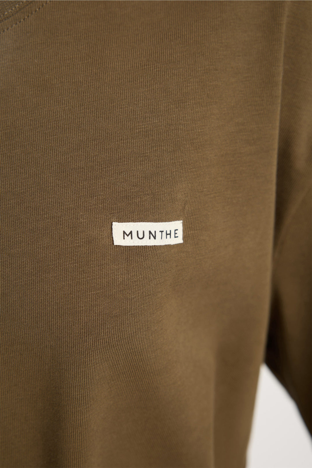 Munthe Bellamy Jersey – Brown. Cropped t-shirt med rund hals, korte ærmer og diskret MUNTHE-logo i blød jersey.
