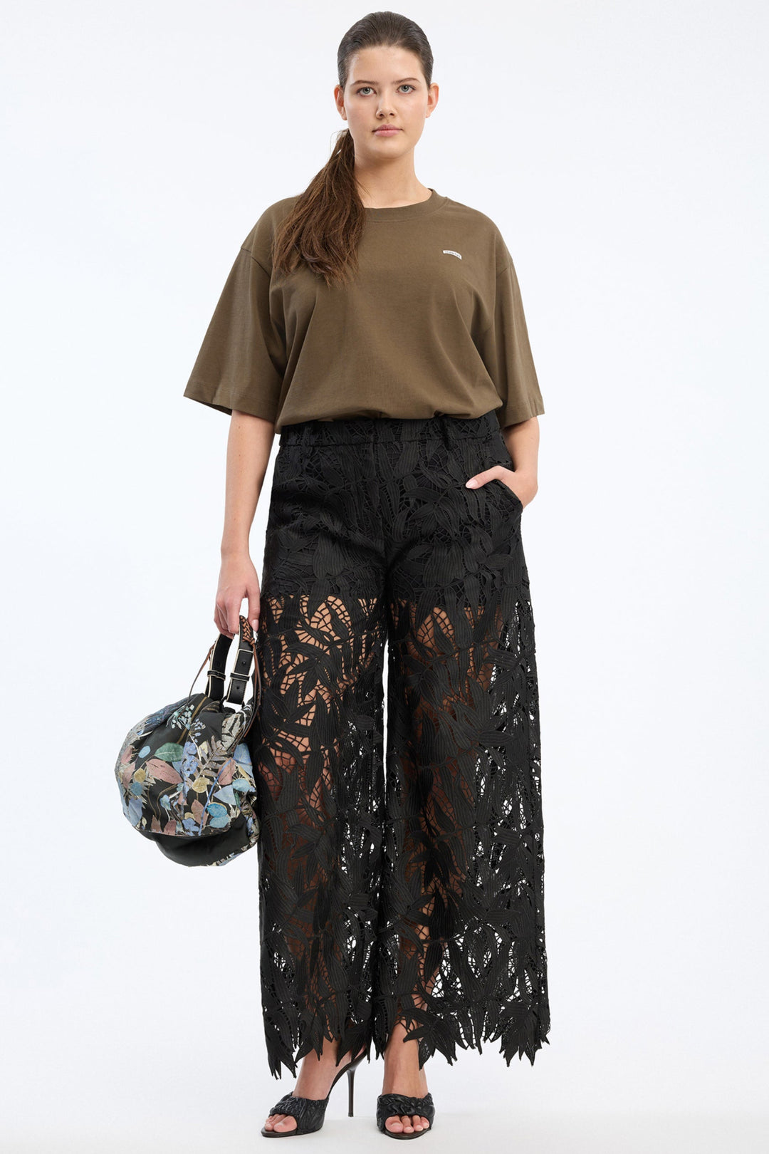 Munthe Bellamy Jersey – Brown. Cropped t-shirt med rund hals, korte ærmer og diskret MUNTHE-logo i blød jersey.
