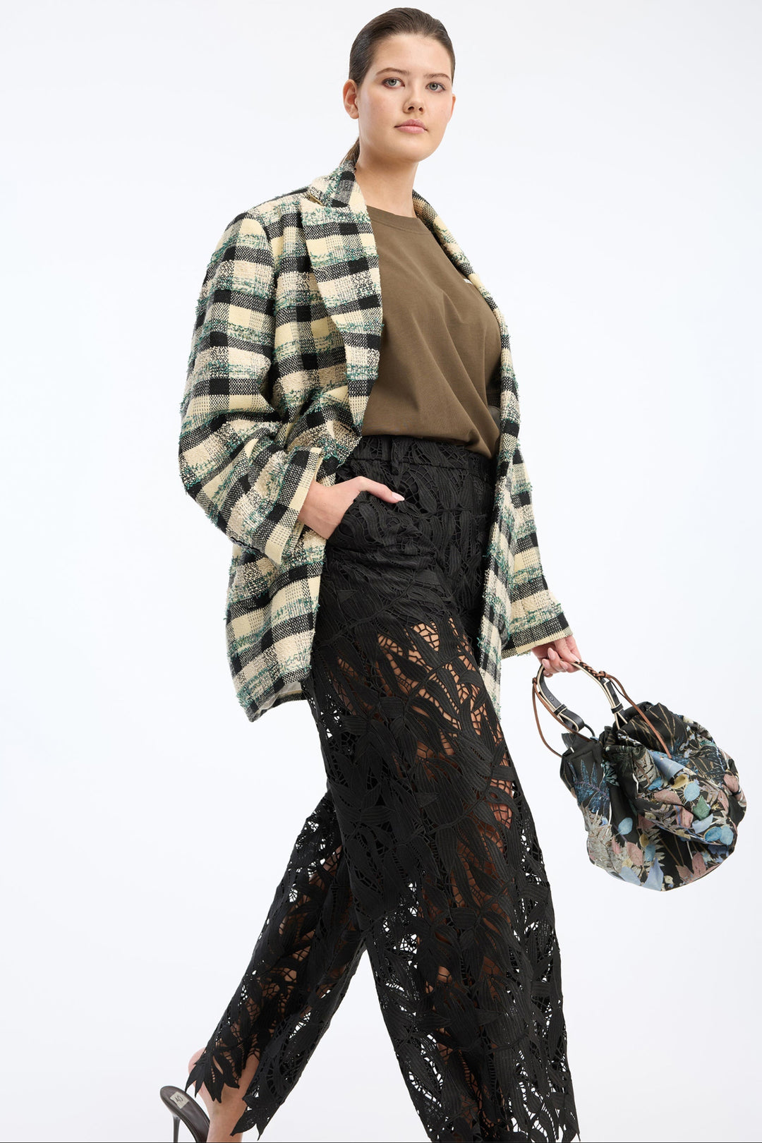 Munthe Bellamy Jersey – Brown. Cropped t-shirt med rund hals, korte ærmer og diskret MUNTHE-logo i blød jersey.
