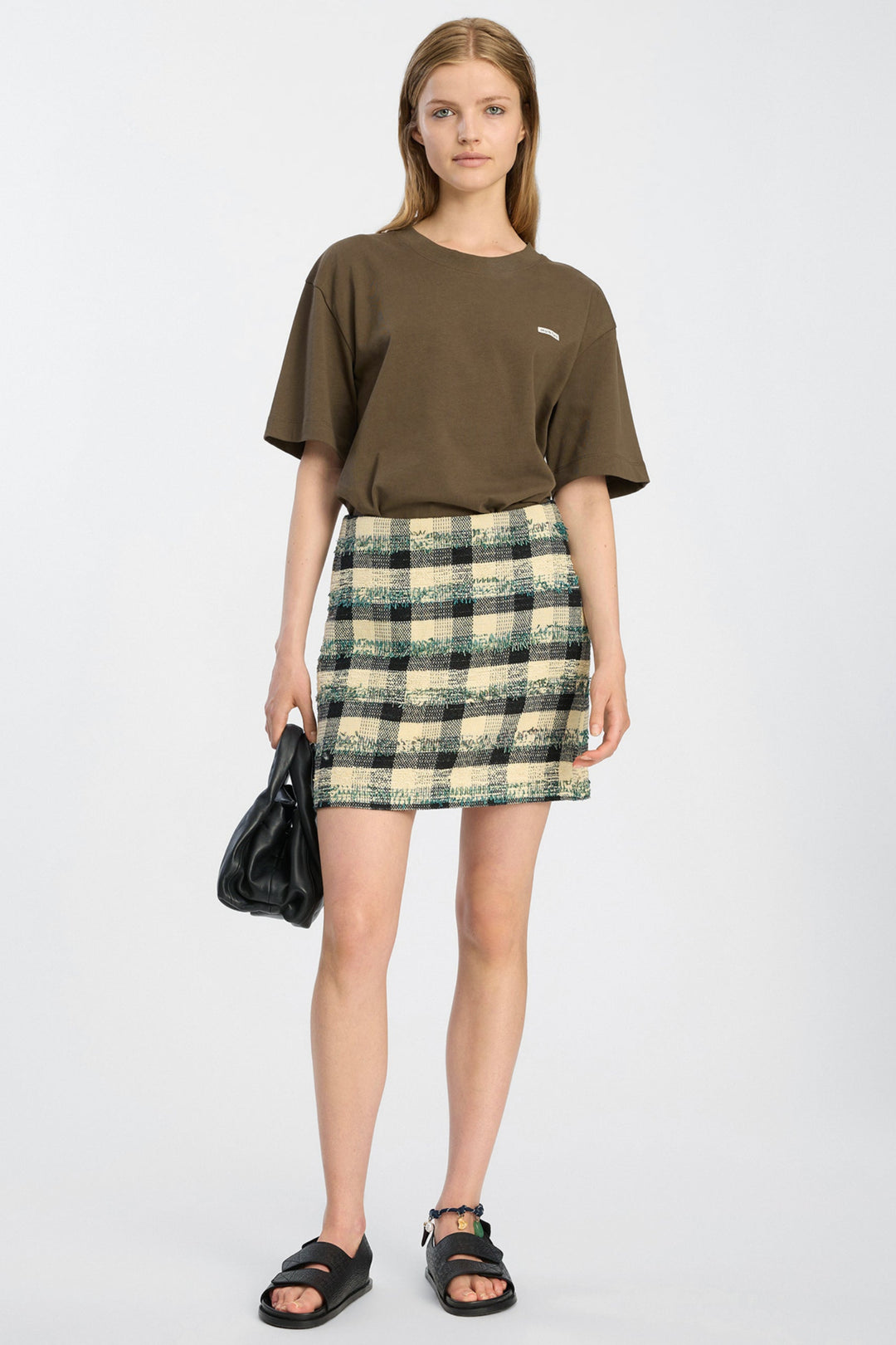 Munthe Bellamy Jersey – Brown. Cropped t-shirt med rund hals, korte ærmer og diskret MUNTHE-logo i blød jersey.
