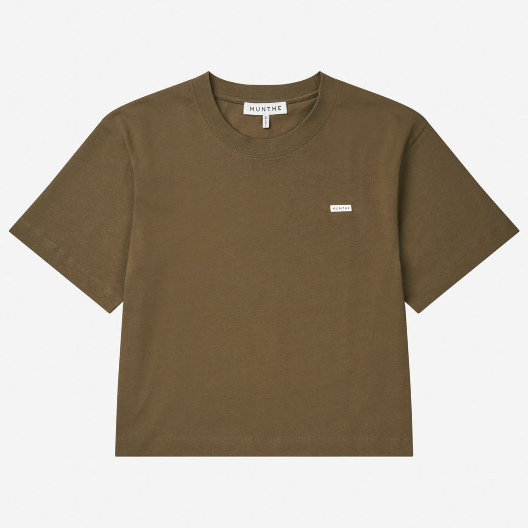 Munthe Bellamy Jersey – Brown. Cropped t-shirt med rund hals, korte ærmer og diskret MUNTHE-logo i blød jersey.
