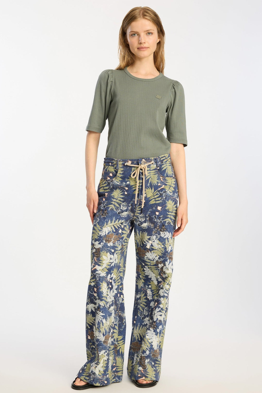 Munthe Jikolaz Jersey i olive – kort t-shirt med pufærmer, rund hals og regular fit i 100% økologisk bomuld.
