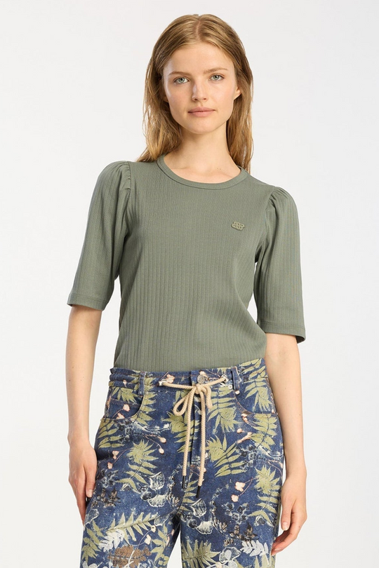 Munthe Jikolaz Jersey i olive – kort t-shirt med pufærmer, rund hals og regular fit i 100% økologisk bomuld.
