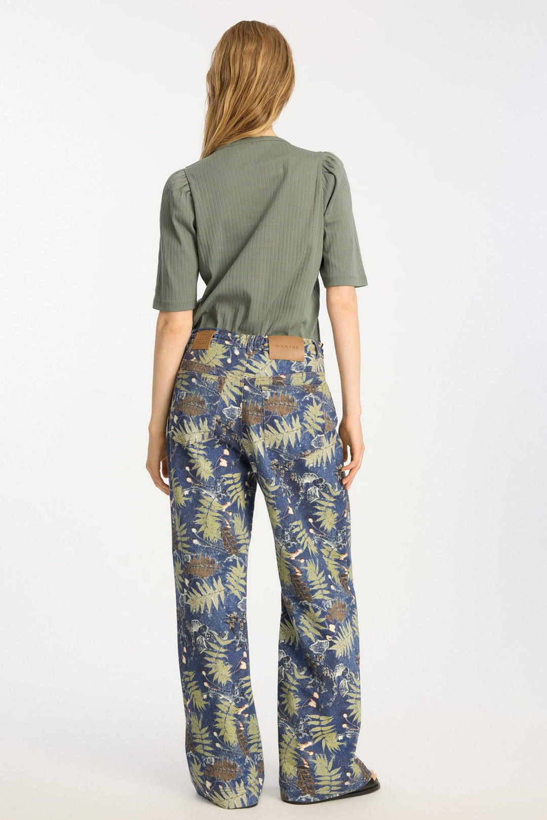 Munthe Jikolaz Jersey i olive – kort t-shirt med pufærmer, rund hals og regular fit i 100% økologisk bomuld.
