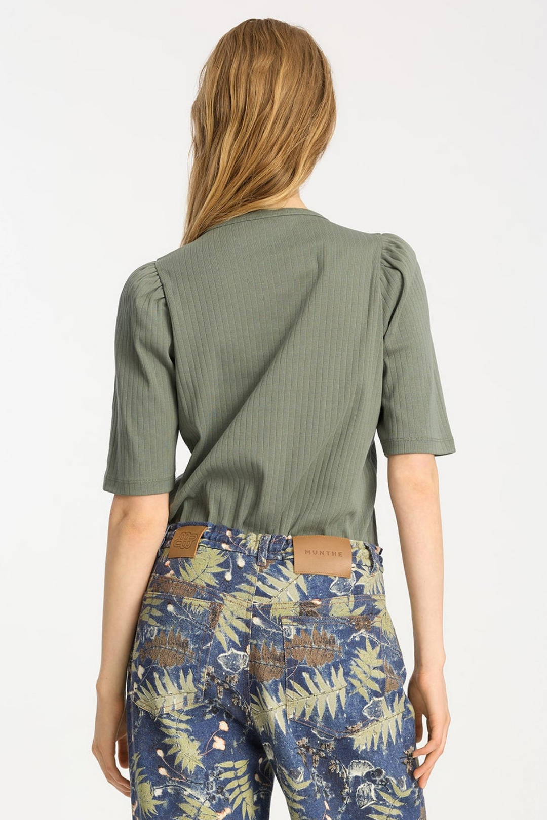 Munthe Jikolaz Jersey i olive – kort t-shirt med pufærmer, rund hals og regular fit i 100% økologisk bomuld.
