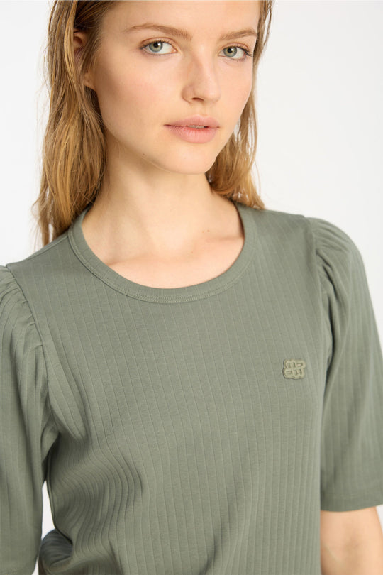 Munthe Jikolaz Jersey i olive – kort t-shirt med pufærmer, rund hals og regular fit i 100% økologisk bomuld.
