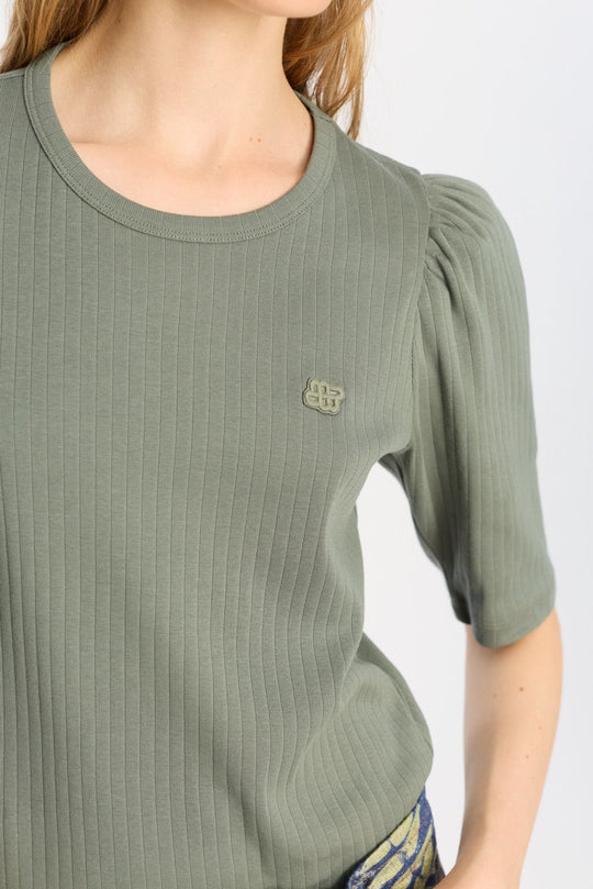 Munthe Jikolaz Jersey i olive – kort t-shirt med pufærmer, rund hals og regular fit i 100% økologisk bomuld.
