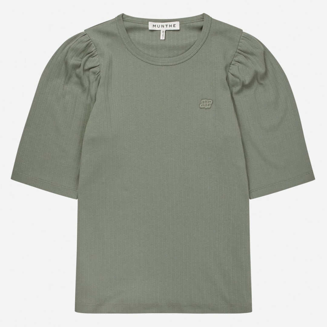 Munthe Jikolaz Jersey i olive – kort t-shirt med pufærmer, rund hals og regular fit i 100% økologisk bomuld.
