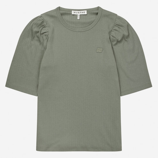 Munthe Jikolaz Jersey i olive – kort t-shirt med pufærmer, rund hals og regular fit i 100% økologisk bomuld.
