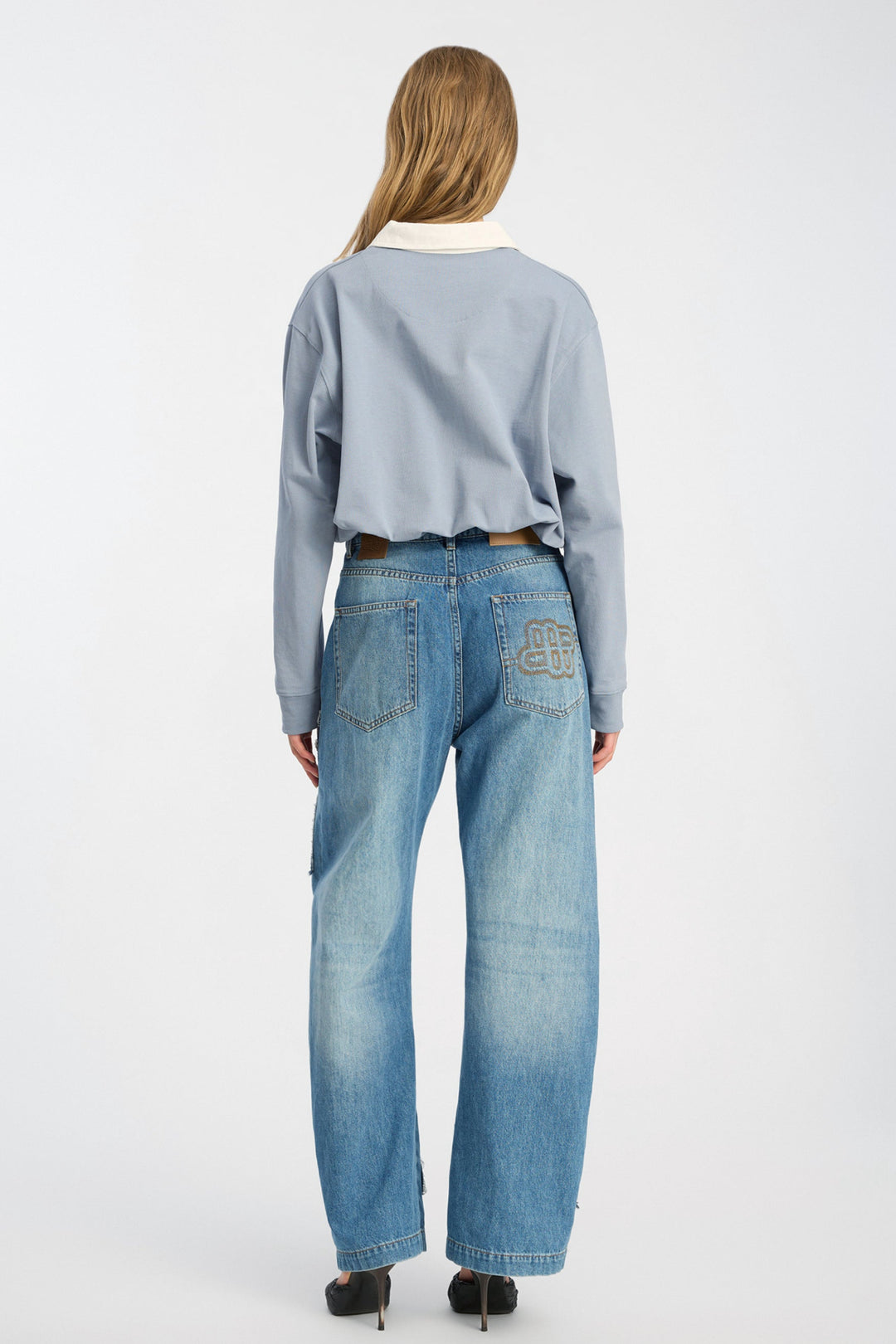 Munthe Becent Polo – Blue. Polo-inspireret top med kontrastkrave, lange ærmer og loose fit i 100% økologisk bomuld.
