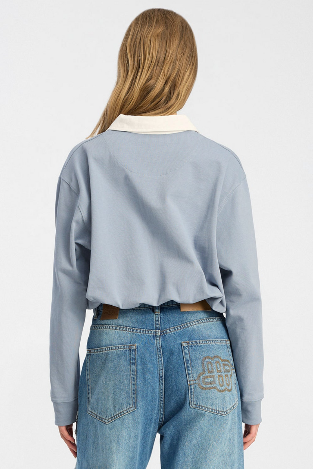 Munthe Becent Polo – Blue. Polo-inspireret top med kontrastkrave, lange ærmer og loose fit i 100% økologisk bomuld.
