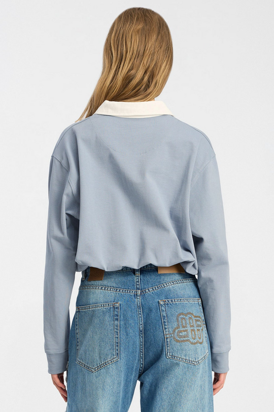 Munthe Becent Polo – Blue. Polo-inspireret top med kontrastkrave, lange ærmer og loose fit i 100% økologisk bomuld.
