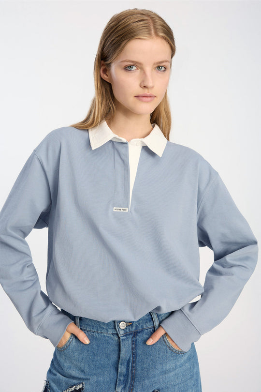 Munthe Becent Polo – Blue. Polo-inspireret top med kontrastkrave, lange ærmer og loose fit i 100% økologisk bomuld.
