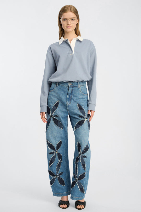 Munthe Becent Polo – Blue. Polo-inspireret top med kontrastkrave, lange ærmer og loose fit i 100% økologisk bomuld.
