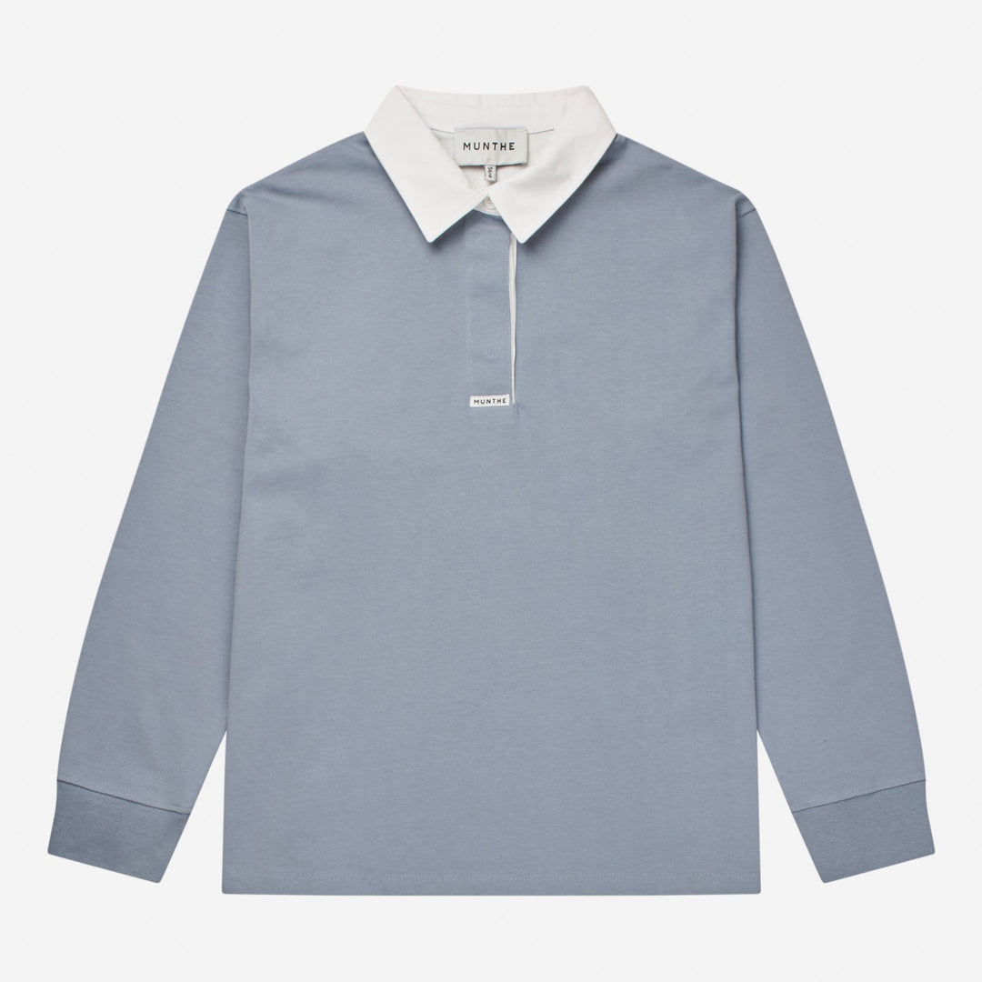 Munthe Becent Polo – Blue. Polo-inspireret top med kontrastkrave, lange ærmer og loose fit i 100% økologisk bomuld.
