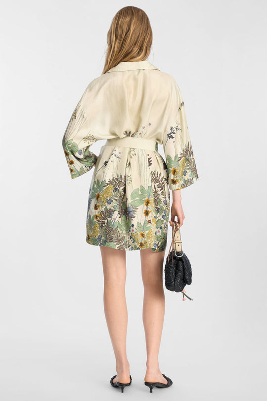 Munthe Ratana Dress – Print Creme. Kort kjole med botanisk print, skjortekrave, korte ærmer og bælte i taljen.
