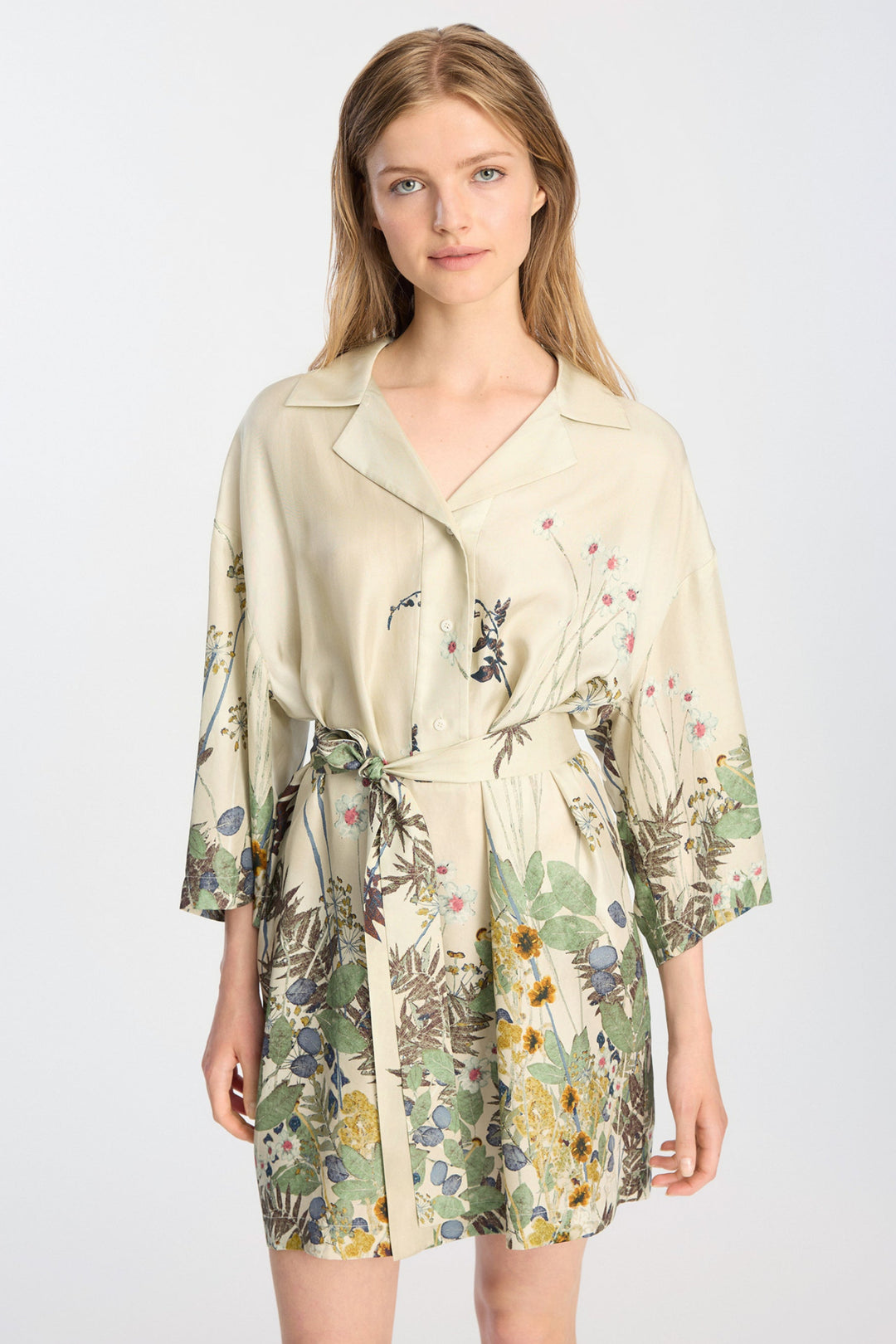 Munthe Ratana Dress – Print Creme. Kort kjole med botanisk print, skjortekrave, korte ærmer og bælte i taljen.
