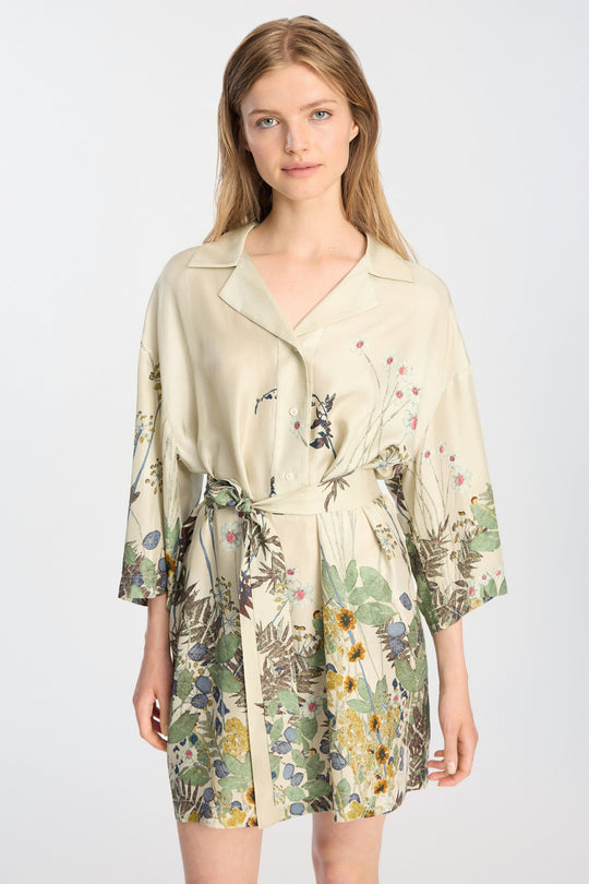 Munthe Ratana Dress – Print Creme. Kort kjole med botanisk print, skjortekrave, korte ærmer og bælte i taljen.
