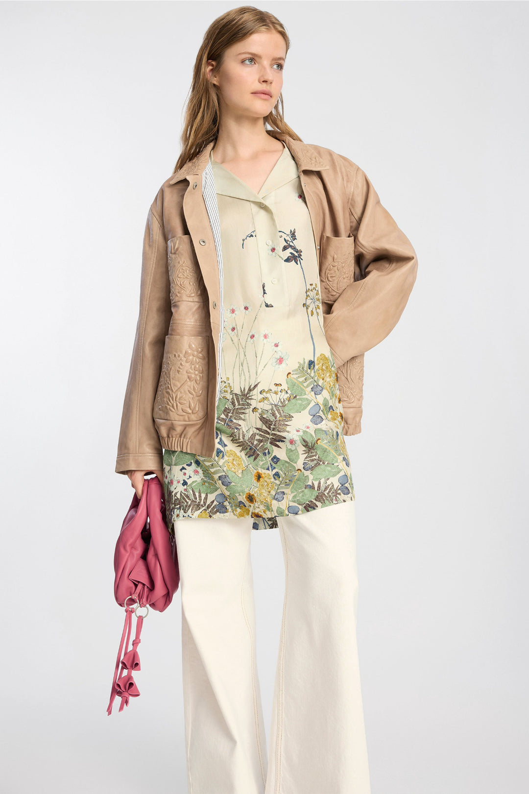 Munthe Ratana Dress – Print Creme. Kort kjole med botanisk print, skjortekrave, korte ærmer og bælte i taljen.
