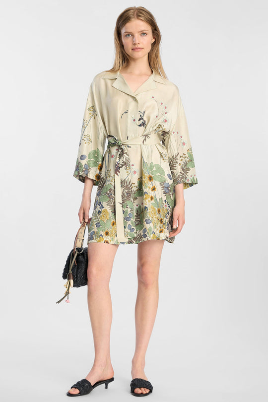 Munthe Ratana Dress – Print Creme. Kort kjole med botanisk print, skjortekrave, korte ærmer og bælte i taljen.
