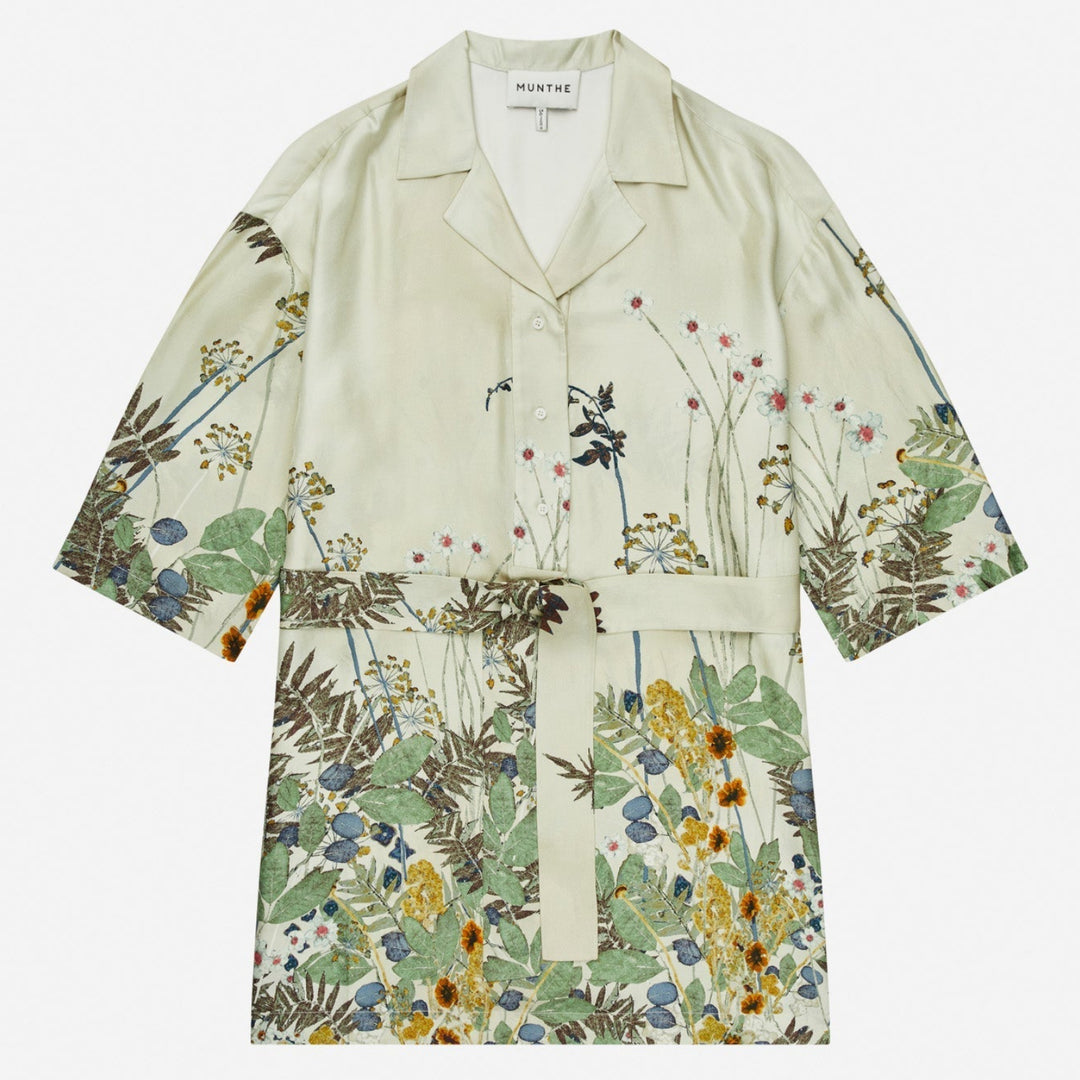 Munthe Ratana Dress – Print Creme. Kort kjole med botanisk print, skjortekrave, korte ærmer og bælte i taljen.
