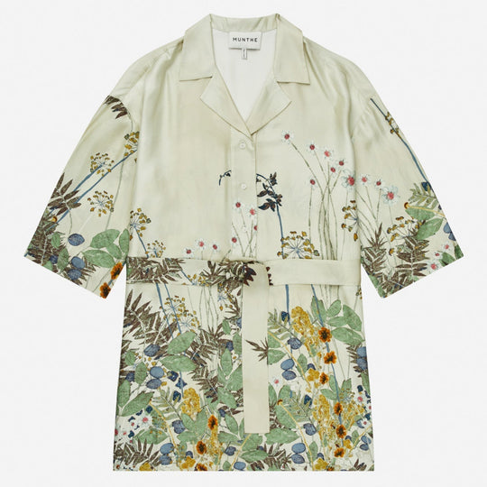 Munthe Ratana Dress – Print Creme. Kort kjole med botanisk print, skjortekrave, korte ærmer og bælte i taljen.
