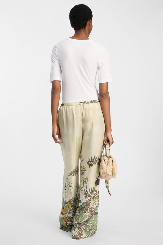 Munthe Fabert Pants – Print Creme. Bukser med botanisk blomsterprint i creme nuancer, elastisk talje med bindebånd og løs pasform i 100% silke.
