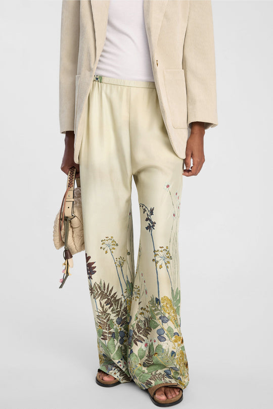 Munthe Fabert Pants – Print Creme. Bukser med botanisk blomsterprint i creme nuancer, elastisk talje med bindebånd og løs pasform i 100% silke.
