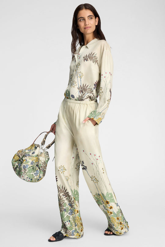 Munthe Fabert Pants – Print Creme. Bukser med botanisk blomsterprint i creme nuancer, elastisk talje med bindebånd og løs pasform i 100% silke.
