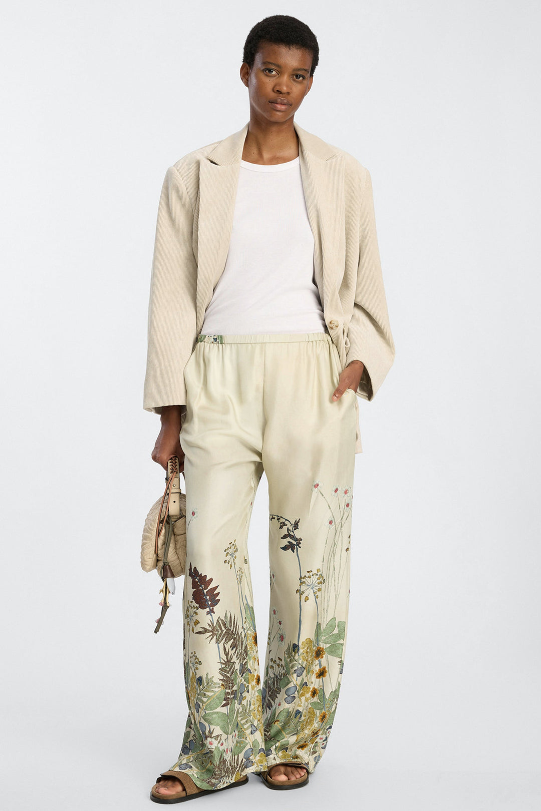 Munthe Fabert Pants – Print Creme. Bukser med botanisk blomsterprint i creme nuancer, elastisk talje med bindebånd og løs pasform i 100% silke.
