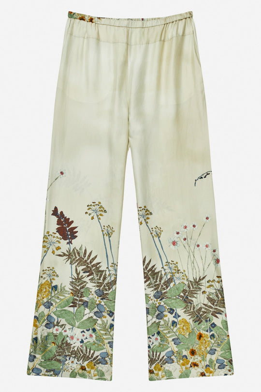 Munthe Fabert Pants – Print Creme. Bukser med botanisk blomsterprint i creme nuancer, elastisk talje med bindebånd og løs pasform i 100% silke.
