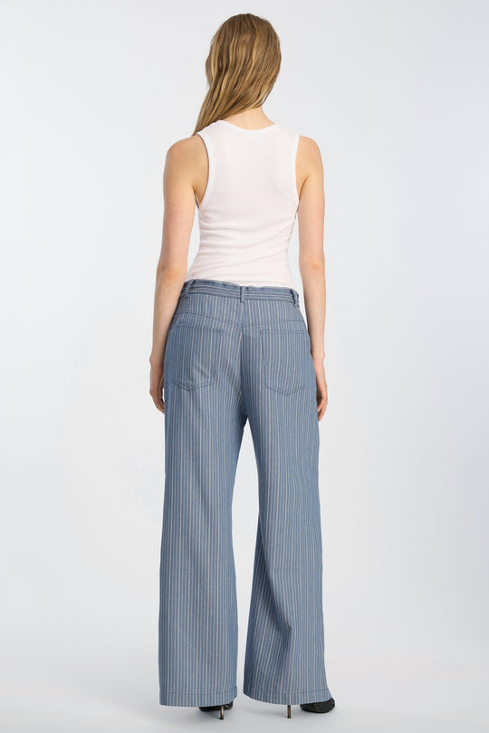 Munthe Bobey Pants – Blue. Bukser med bred benprofil, justerbart bindebånd i taljen, front- og baglommer og løs pasform.
