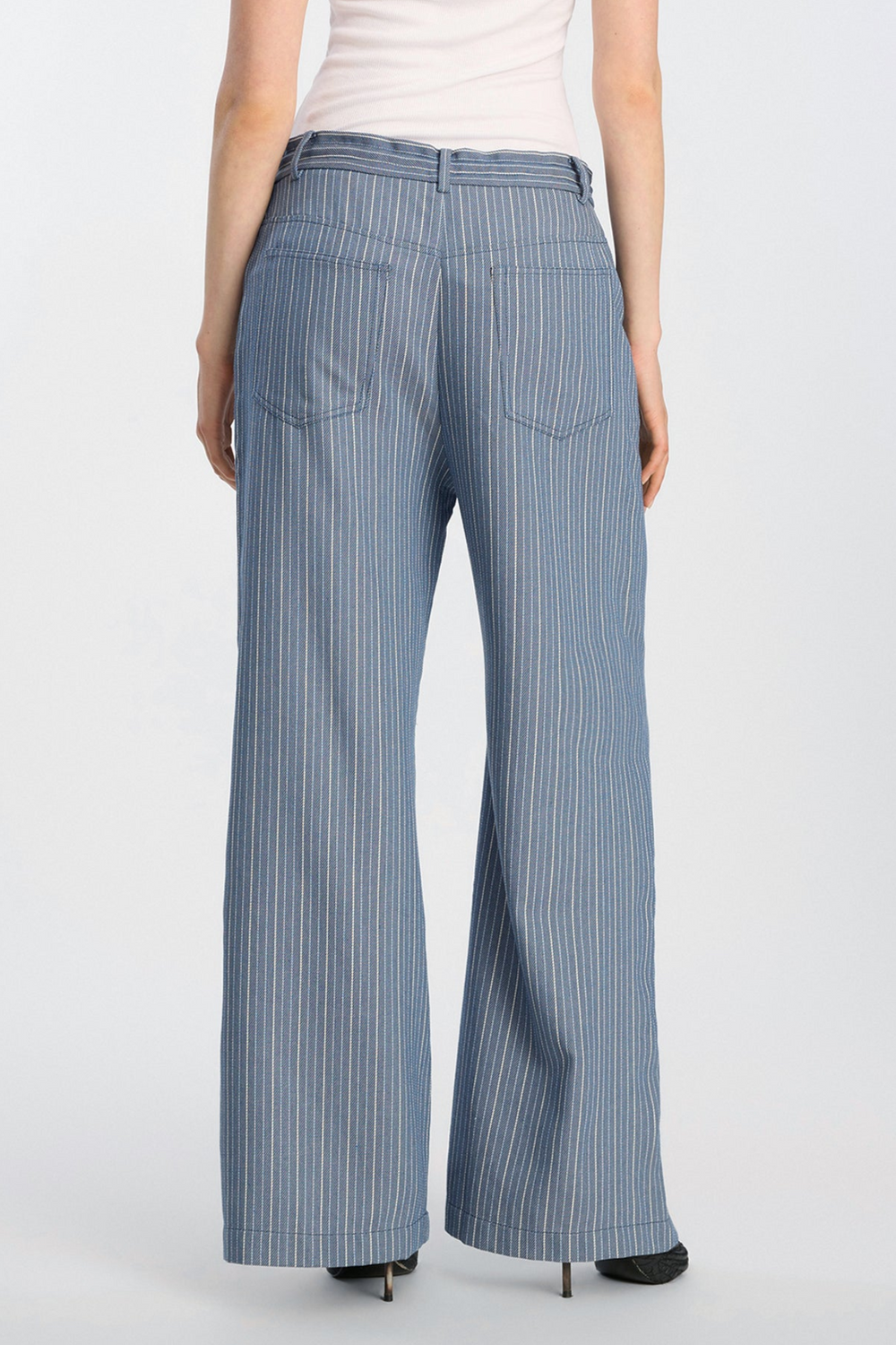Munthe Bobey Pants – Blue. Bukser med bred benprofil, justerbart bindebånd i taljen, front- og baglommer og løs pasform.
