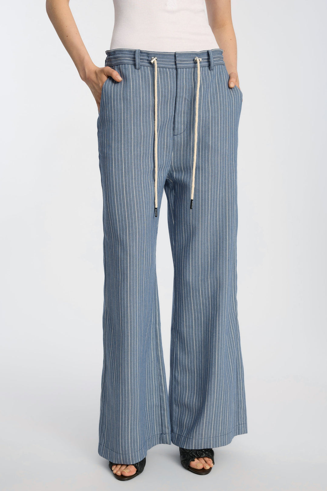 Munthe Bobey Pants – Blue. Bukser med bred benprofil, justerbart bindebånd i taljen, front- og baglommer og løs pasform.
