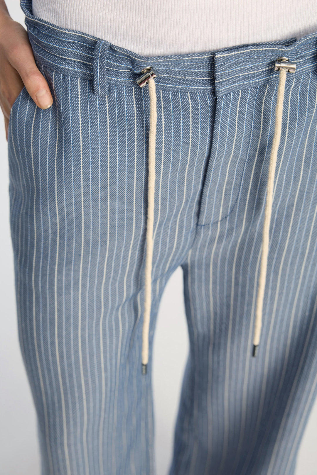 Munthe Bobey Pants – Blue. Bukser med bred benprofil, justerbart bindebånd i taljen, front- og baglommer og løs pasform.
