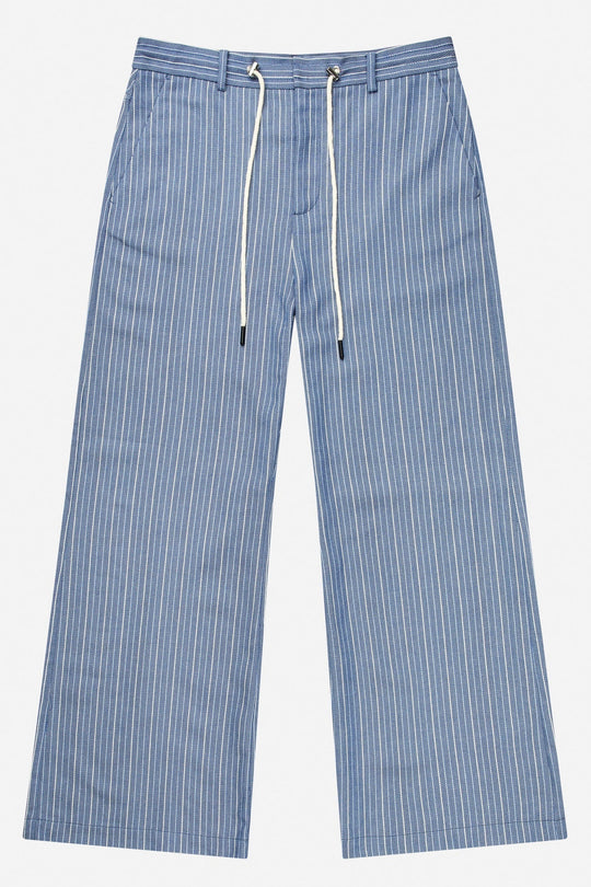 Munthe Bobey Pants – Blue. Bukser med bred benprofil, justerbart bindebånd i taljen, front- og baglommer og løs pasform.
