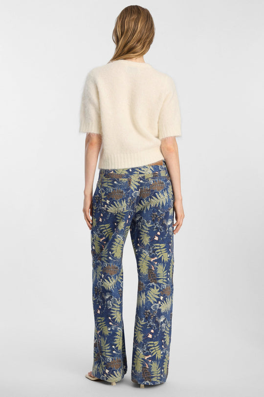 Munthe Locca Knit i ivory – kort strikcardigan med korte ærmer, knaplukning og forlommer med børstet finish.
