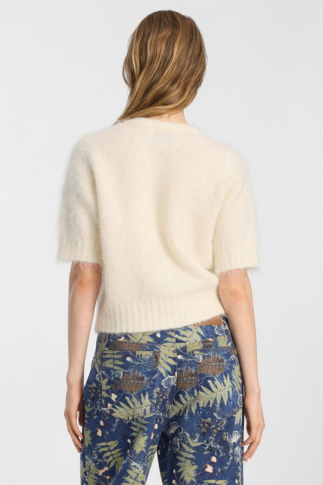 Munthe Locca Knit i ivory – kort strikcardigan med korte ærmer, knaplukning og forlommer med børstet finish.
