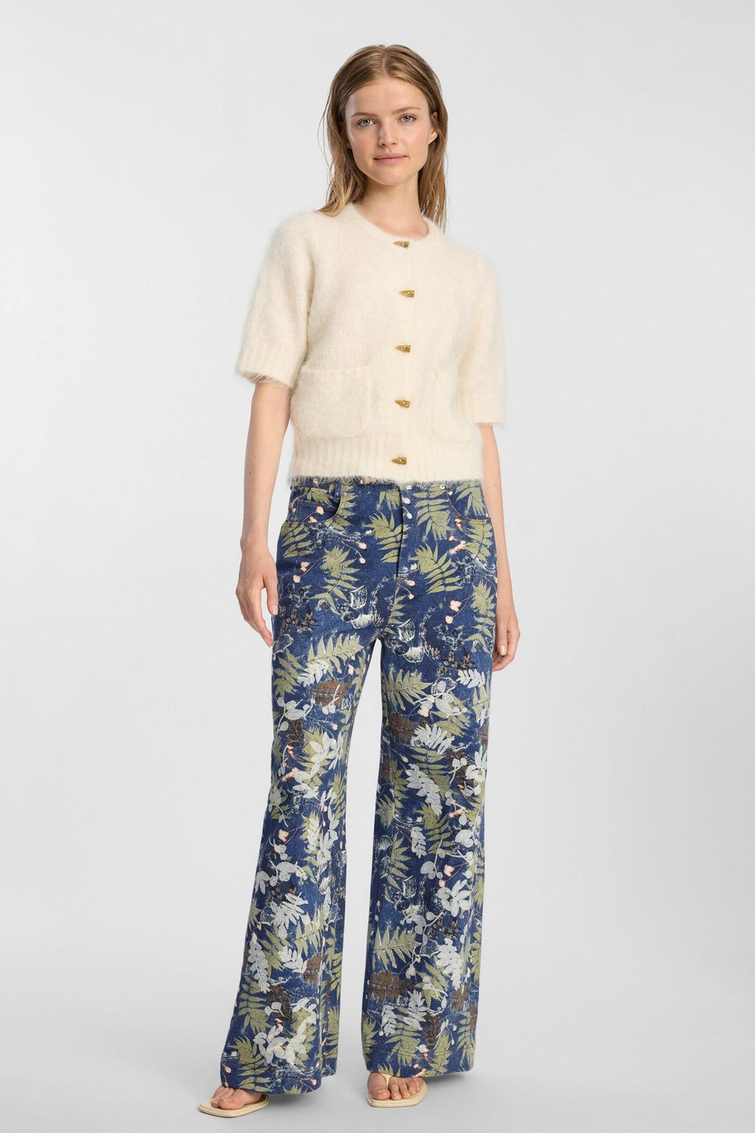 Munthe Locca Knit i ivory – kort strikcardigan med korte ærmer, knaplukning og forlommer med børstet finish.
