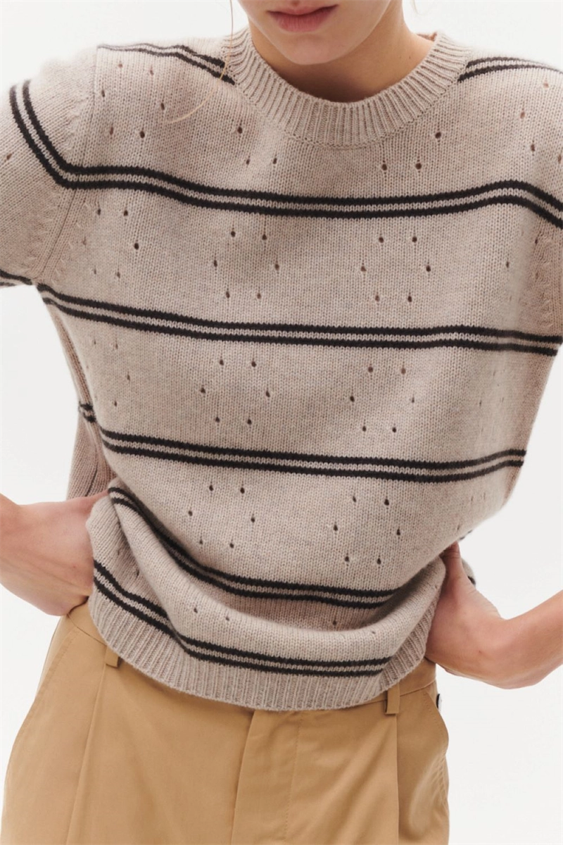 Beta Studios Mille Short Sleeve Sweater i sand melange/walnut – kortærmet striksweater med rund hals, smalle striber og diskret mønster i uld/cashmere.

