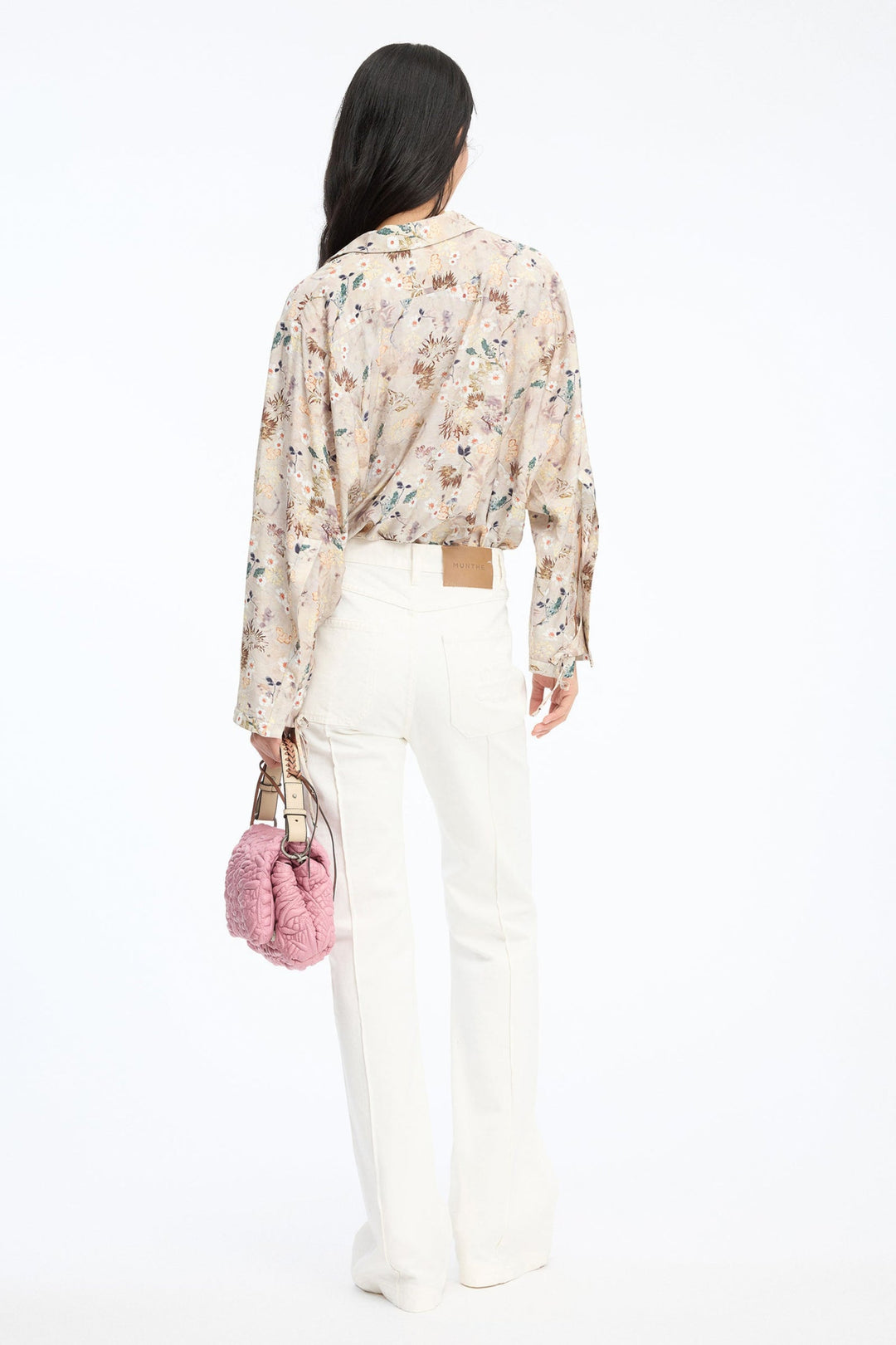 Munthe Babette Top – Print Nature. Let top med naturinspireret print, klassisk krave og justerbare snoredetaljer ved ærmerne.