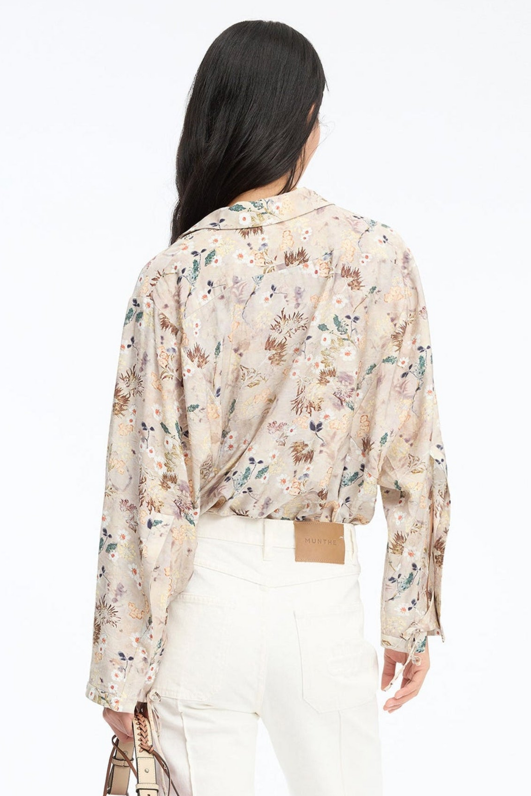 Munthe Babette Top – Print Nature. Let top med naturinspireret print, klassisk krave og justerbare snoredetaljer ved ærmerne.
